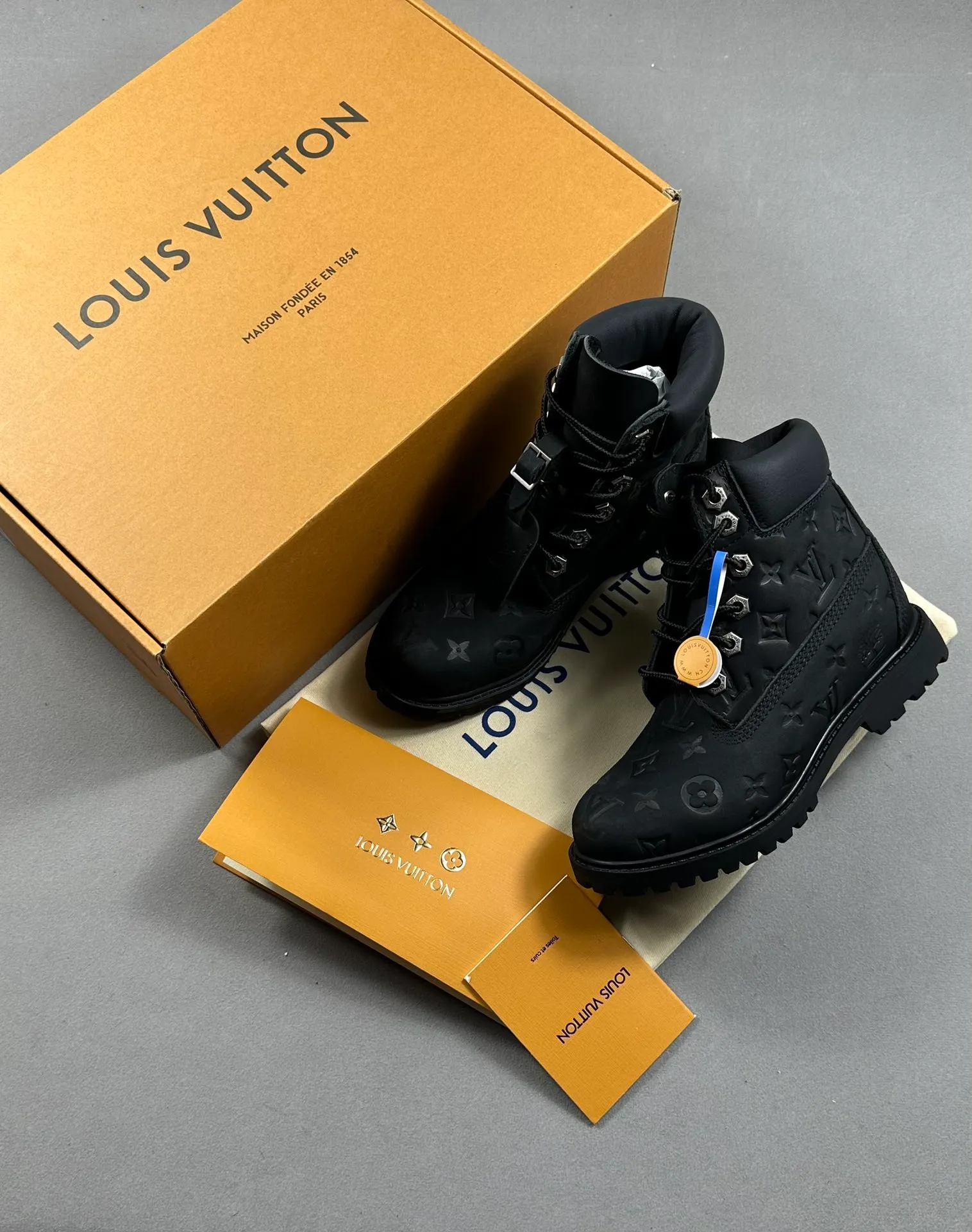 Local pick-up 💰1100 supports delivery. The same style of Jiaer is pure and original. Produced by Zhongshan Factory. Louis Vuitton As the first collaboration between the two parties, this shoe redefines the classic design of Timberland's 6-inch rhubarb boots. Timberland/Timberland's 6-inch full-print presbyopic rhubarb boots pay homage to the classic yellow boot shape of the 1996 Grandmaster Flash. Original hardware molded lace buckles. Newly upgraded top-notch craftsmanship. OEM by Zhongshan factory. Original imported leather - independent private mold outsole, correct logo, non-market wrong version. Original and consistent full-grain nubuck leather collar, all-cow lining, brand new original packaging shoe box, exclusive supply to the market, official item number: 1AD7YN, size: 35 36 37 38 39 40 41 42 43 44 45 46